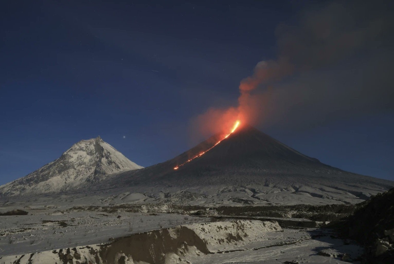Vulcão entra em erupção após terremoto atingir oriente da Rússia