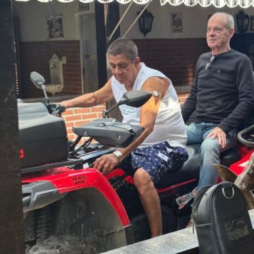Ney Matogrosso faz passeio de triciclo com Zeca Pagodinho no Rio de Janeiro