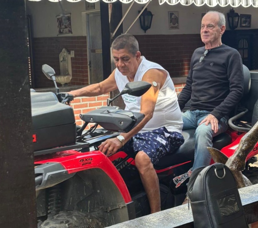 Ney Matogrosso faz passeio de quadriciclo com Zeca Pagodinho no Rio de Janeiro
