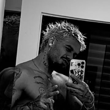 Solteiro na pista! Zé Felipe ostenta tanquinho sarado em selfie de toalha; veja foto