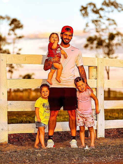 Zé Felipe curte dia na Fazenda Talismã com os três filhos; veja fotos