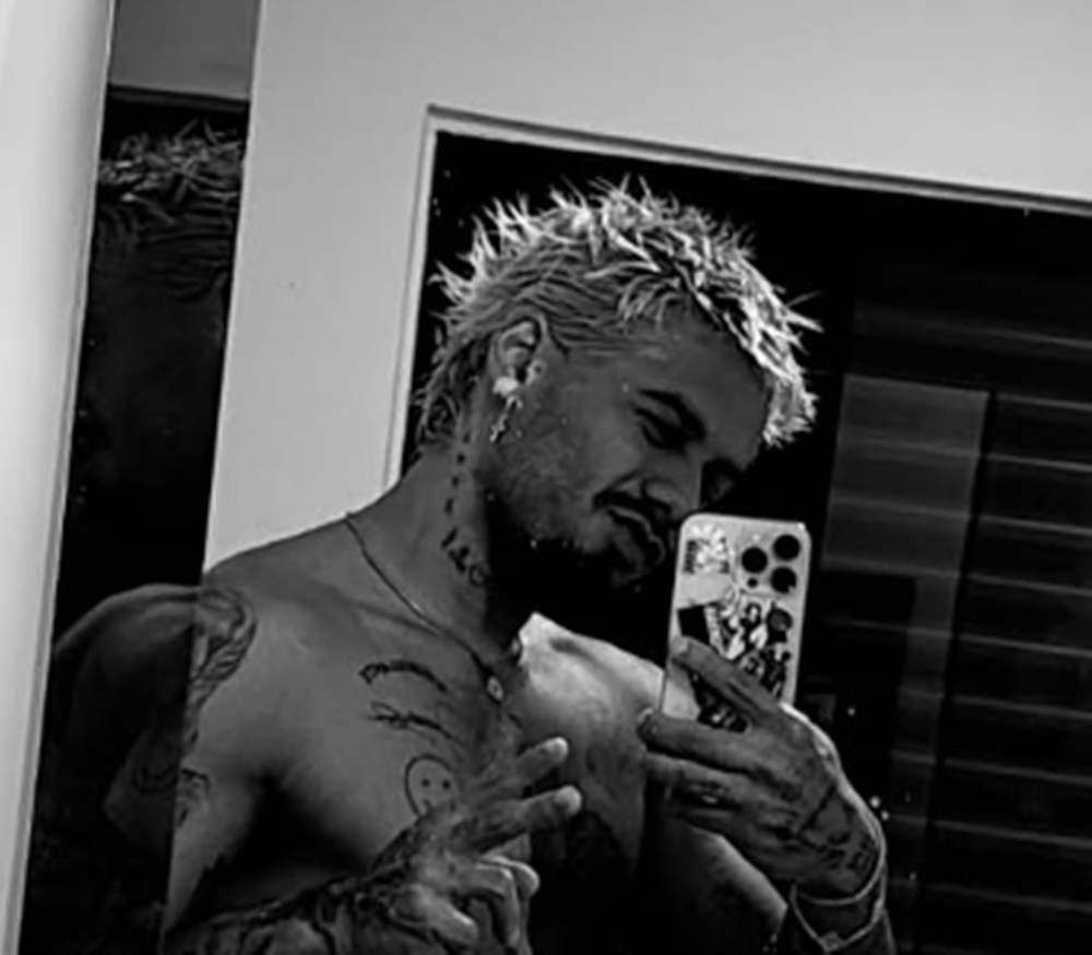 Solteiro na pista! Zé Felipe ostenta tanquinho sarado em selfie de toalha; veja foto