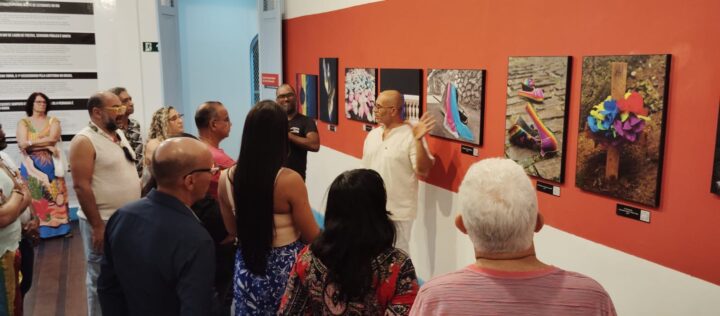 Fotógrafo baiano Genilson Coutinho abre exposição sobre violência LGBT+ no Museu Histórico de Jequié