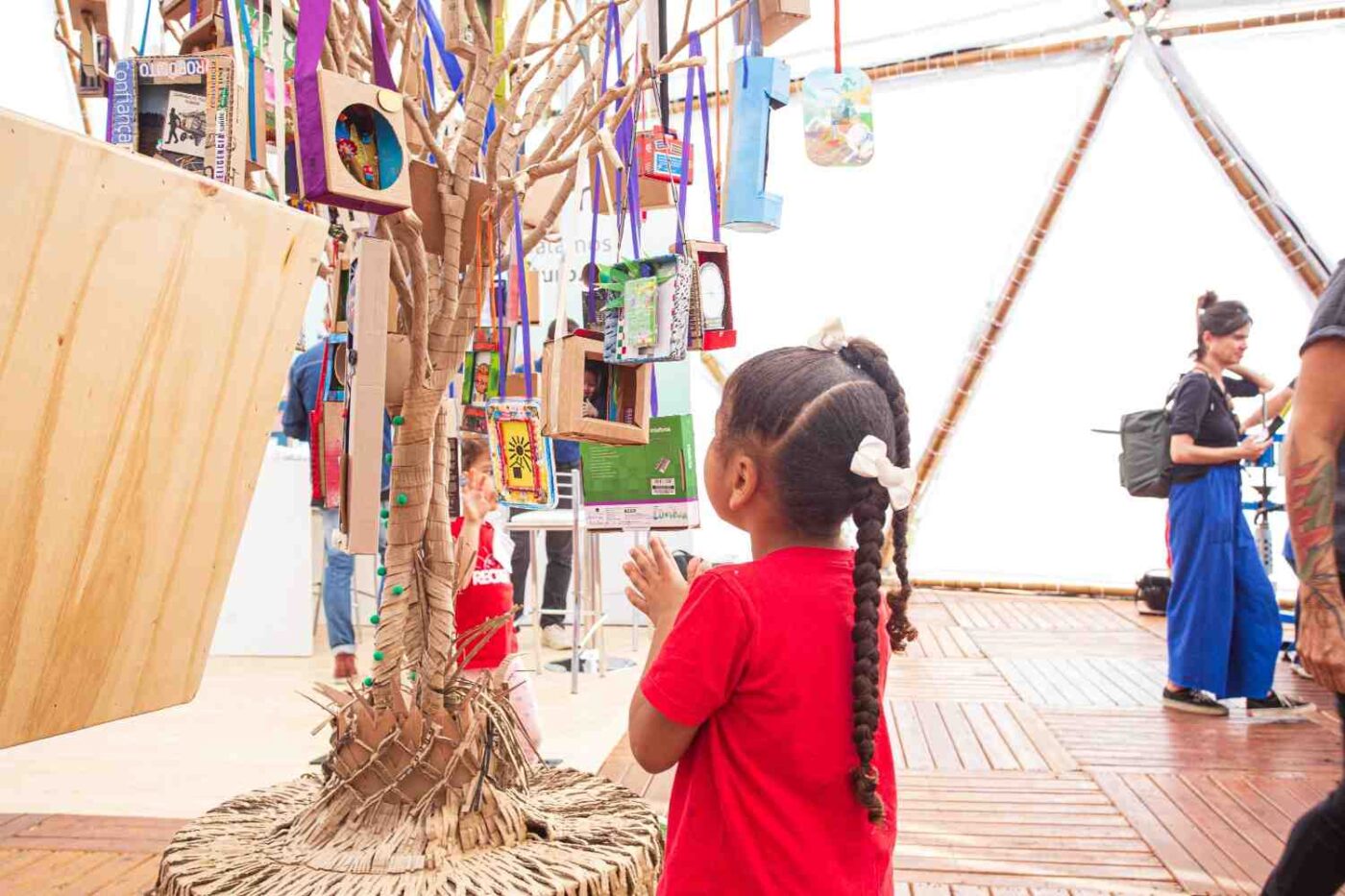 Primeira edição da Bienal do Lixo em Salvador ocupa Farol da Barra com programação gratuita