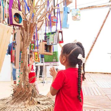 Primeira edição da Bienal do Lixo em Salvador ocupa Farol da Barra com programação gratuita