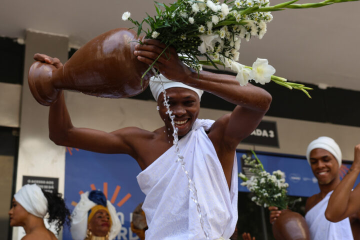 Balé Folclórico da Bahia abre turnê nacional no Rio de Janeiro com lavagem simbólica