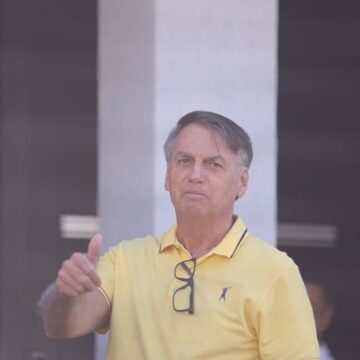 Bolsonaro deixa hospital após exames e retorna para prisão domiciliar; ex-presidente foi diagnosticado com duas infecções