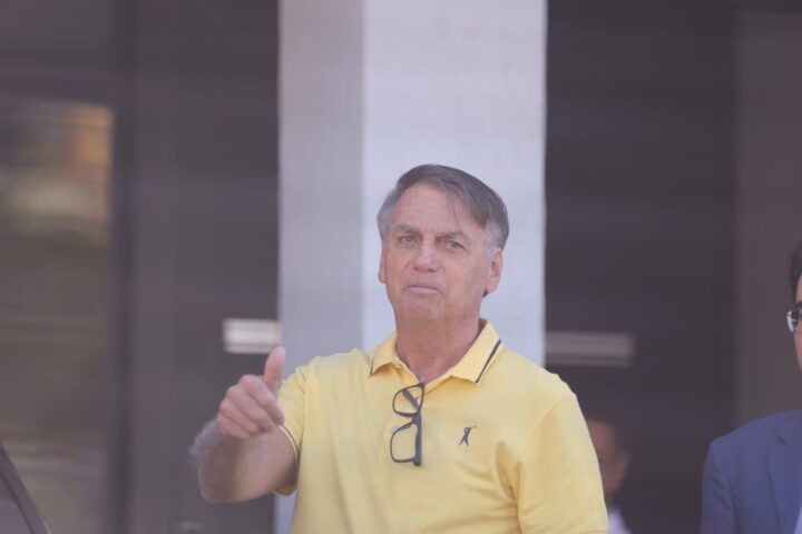 Bolsonaro deixa hospital após exames e retorna para prisão domiciliar; ex-presidente foi diagnosticado com duas infecções
