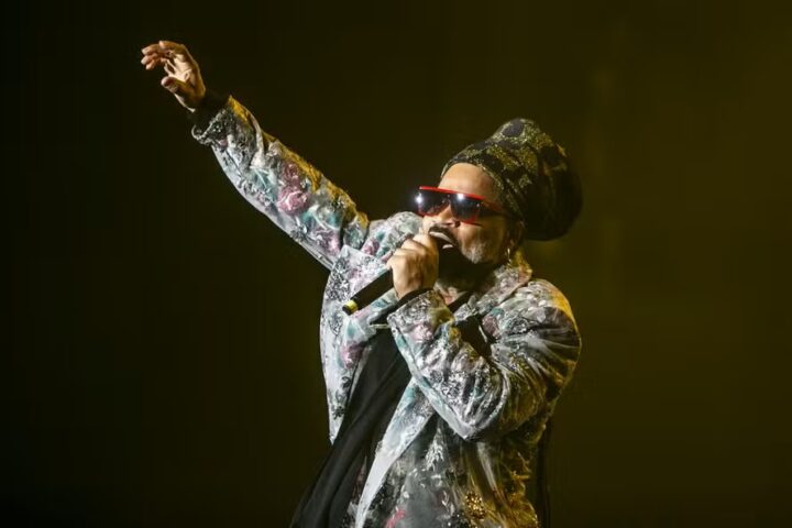 Doc da HBO Max sobre Carlinhos Brown estreia antes do Carnaval e mostra cantor em momento raro