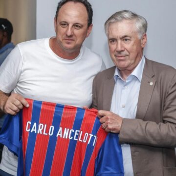 Técnico da Seleção, Ancelotti acompanha Bahia x Santos na Fonte Nova e é presenteado por Rogério Ceni