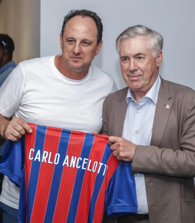 Técnico da Seleção, Ancelotti acompanha Bahia x Santos na Fonte Nova e é presenteado por Rogério Ceni