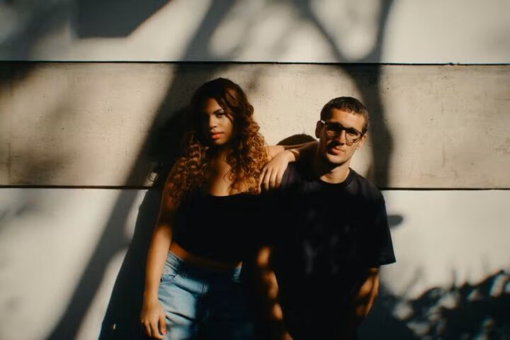 Filhos de Brown e Caetano, Clara Buarque e Tom Veloso apresentam parceria inédita nesta quinta (28); ouça