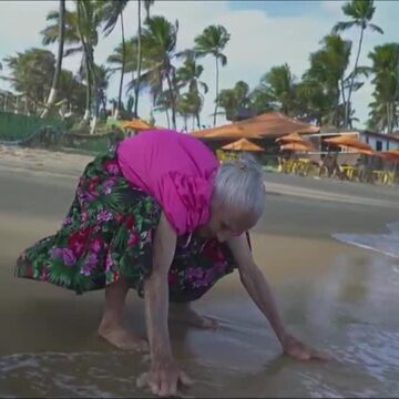 Conheça a ‘Vovó do Sertão’, que realizou sonho de conhecer o mar aos 92 anos, em Salvador