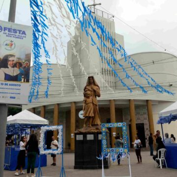 Trezena de Santa Dulce reúne fiéis em missa campal no Largo de Roma
