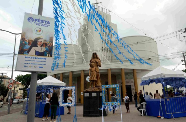 Trezena de Santa Dulce reúne fiéis em missa campal no Largo de Roma
