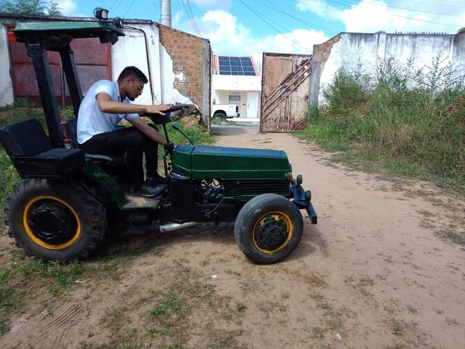 Estudante do interior da Bahia desenvolve trator com materiais reaproveitados; confira