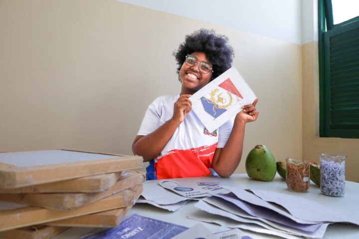 Estudante baiana cria papel à base de coco verde para ser usado em hotéis