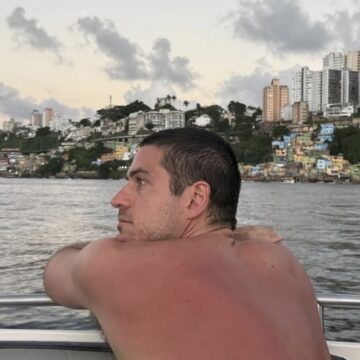 Quinta é dia de quê? Marco Pigossi posta foto relembrando passagem por Salvador