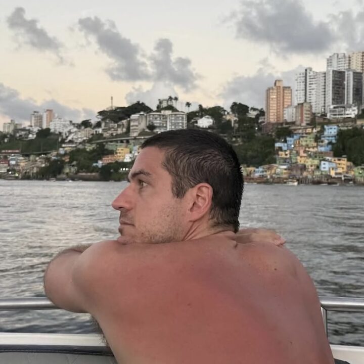 Quinta é dia de quê? Marco Pigossi posta foto relembrando passagem por Salvador