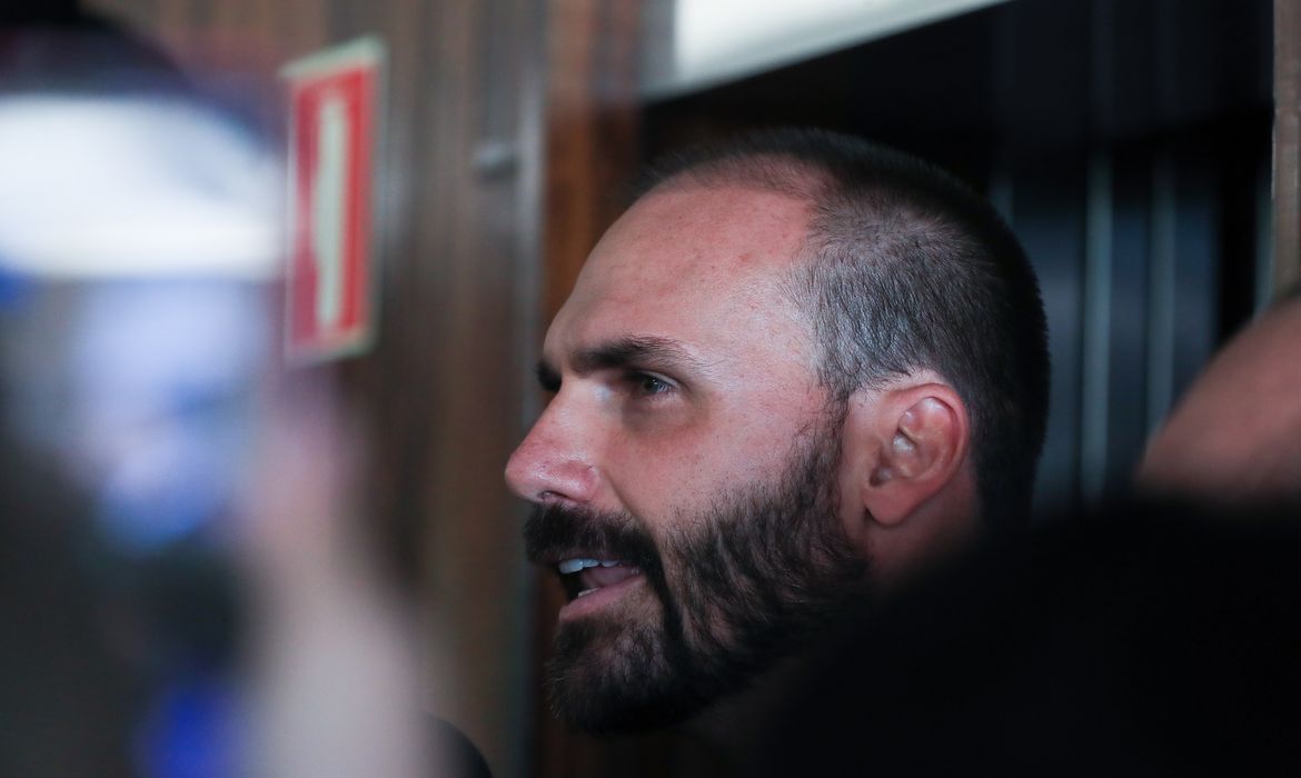 Motta envia pedido para cassar Eduardo Bolsonaro ao Conselho de Ética