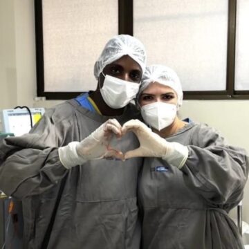Casal de médicos feirenses socorre passageiro durante voo para a Espanha