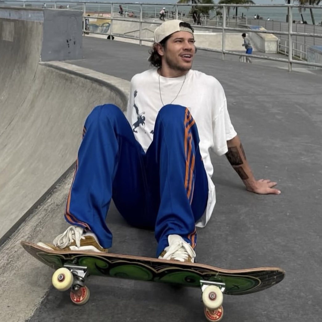José Loreto surge caracterizado como Chorão em 1º dia de filmagens de cinebiografia do cantor