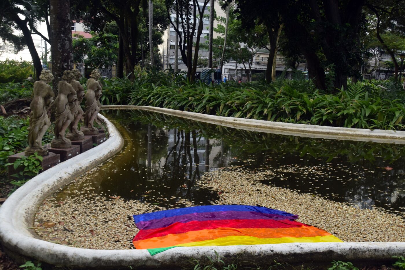Exposição fotográfica sobre violência contra LGBTQIA+ estreia em cidade do sudoeste da Bahia