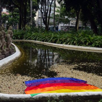 Exposição fotográfica sobre violência contra LGBTQIA+ estreia em cidade do sudoeste da Bahia