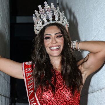 Juliana Paes se emociona ao ser coroada rainha de bateria da Viradouro: ‘Parece que eu estou sonhando’