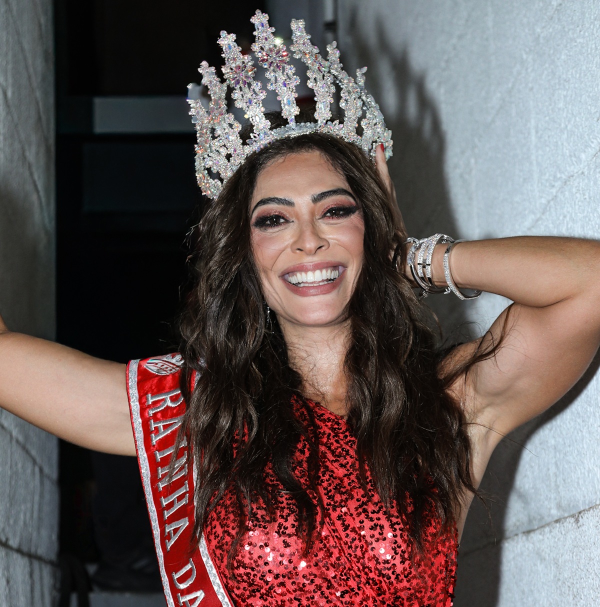 Juliana Paes se emociona ao ser coroada rainha de bateria da Viradouro: ‘Parece que eu estou sonhando’