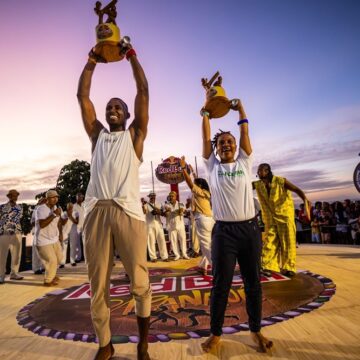 Baianos Kakinho e Borrachinha vencem competição internacional de capoeira em Salvador