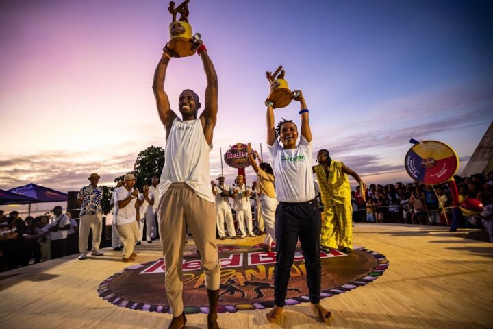 Baianos Kakinho e Borrachinha vencem competição internacional de capoeira em Salvador