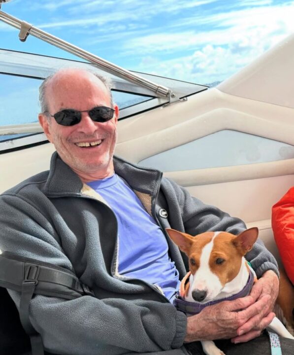 Clique raro: Ney Matogrosso é flagrado em Salvador ao lado de simpática estrela de quatro patas