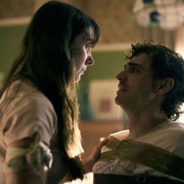 Rede de cinema em Salvador oferece ingresso gratuito a quem for ‘grudado’ a estreia de filme de terror; entenda