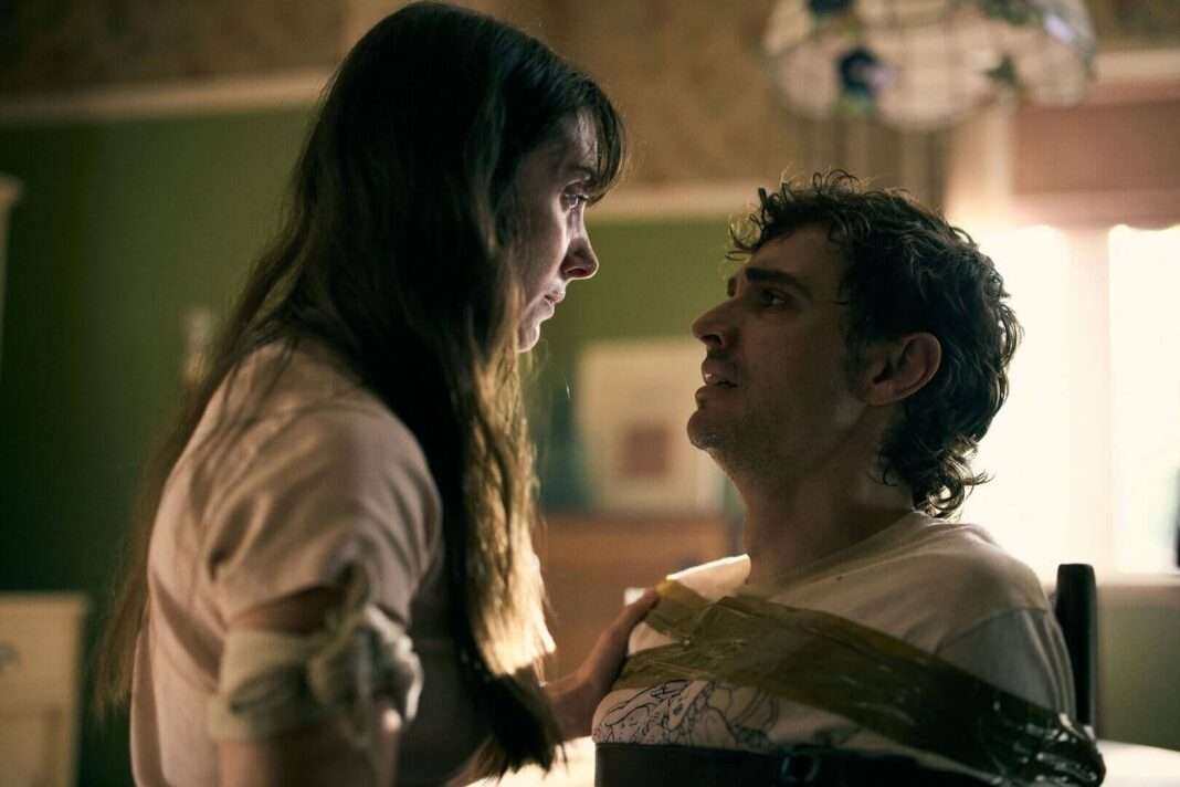 Rede de cinema em Salvador oferece ingresso gratuito a quem for ‘grudado’ a estreia de filme de terror; entenda