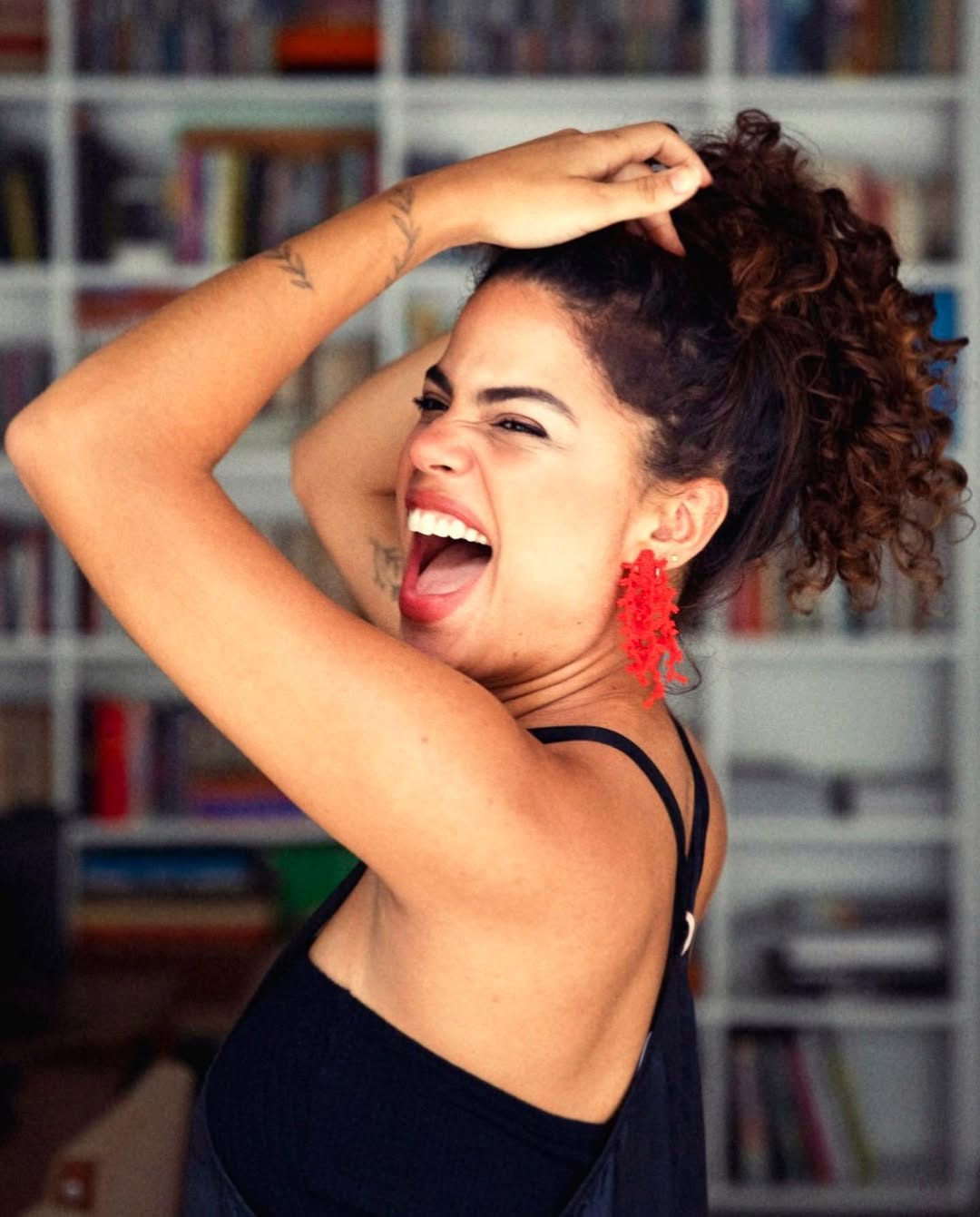 Filha de Brown, Clara Buarque abre o jogo sobre a fama da família: “Tinha vergonha”