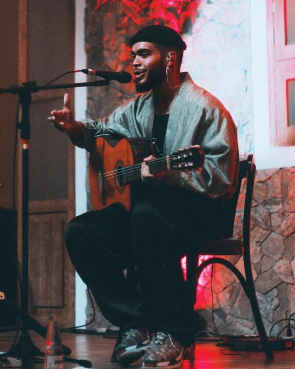 Filho de Preta Gil, Francisco Gil anuncia retorno aos palcos após morte da mãe