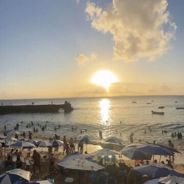Pôr do sol encanta baianos e turistas no Farol da Barra neste domingo (3)