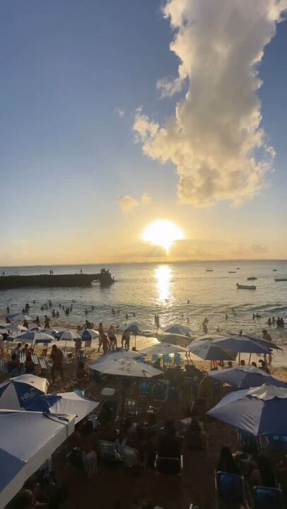 Pôr do sol encanta baianos e turistas no Farol da Barra neste domingo (3)