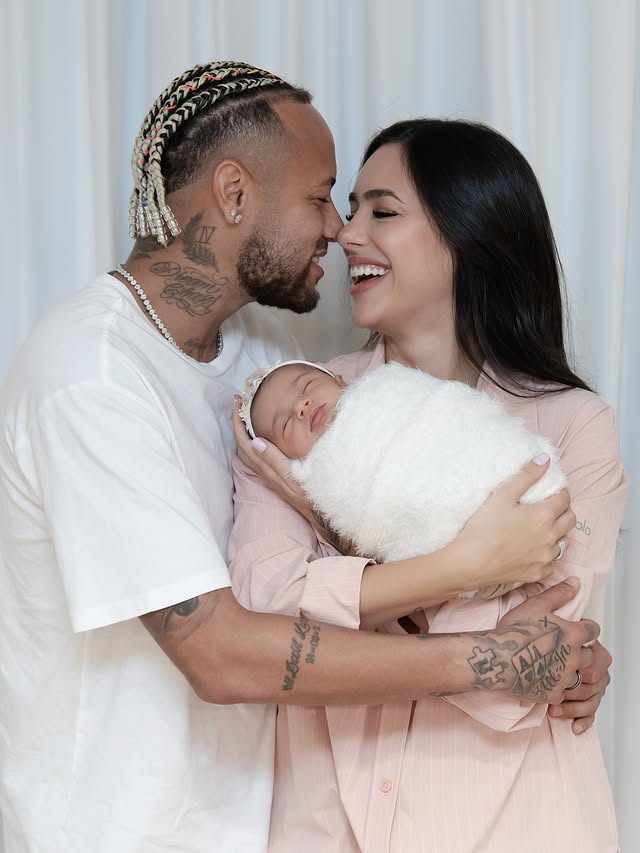 Filha caçula de Bruna Biancardi e Neymar esbanja fofura ao usar uniforme personalizado do Santos; veja