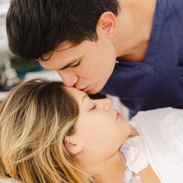 Filha de Tom Cavalcante ganha emocionante declaração do esposo após dar à luz: “Mãe guerreira”
