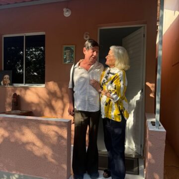 Marieta Severo reencontra Marcos Oliveira durante visita ao Retiro dos Artistas