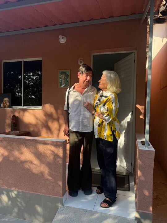 Marieta Severo reencontra Marcos Oliveira durante visita ao Retiro dos Artistas