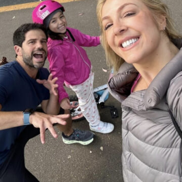 Duda Negle curte dia no parque com a filha Zoe e a nova namorada