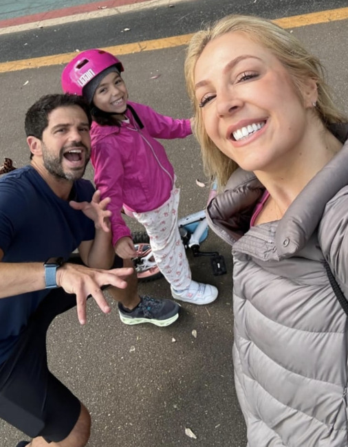 Duda Nagle curte dia no parque com a filha Zoe e a nova namorada