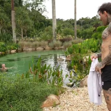 Lucas Lucco visita Felipe Titto e toma banho em lago artificial da mansão do ator