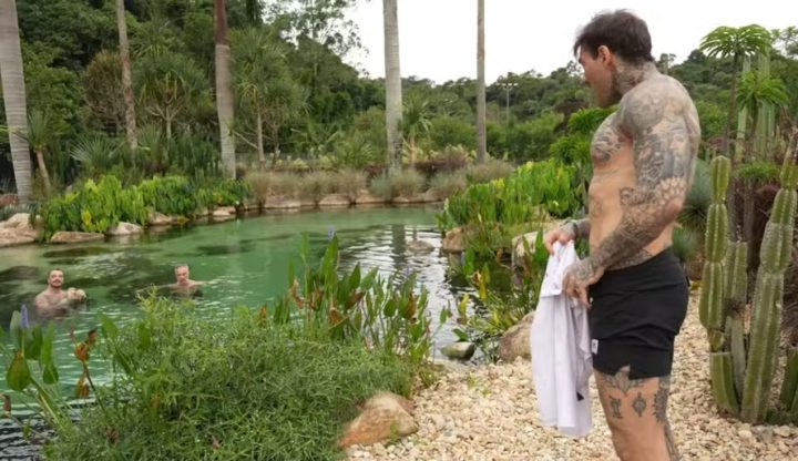 Lucas Lucco visita Felipe Titto e toma banho em lago artificial da mansão do ator