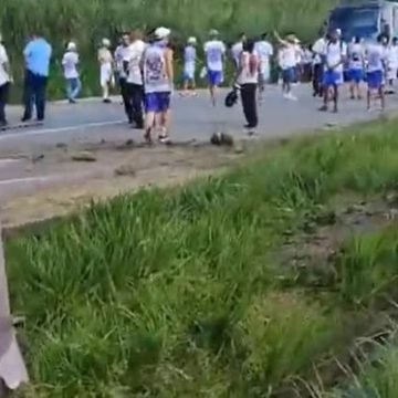 Ônibus com torcedores do Bahia tomba na BR-101 a caminho de jogo contra Sport