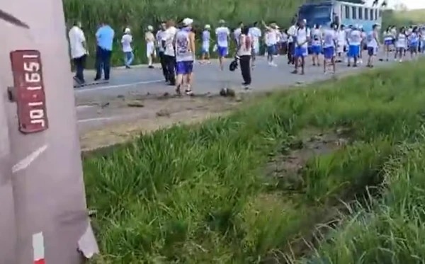 Ônibus com torcedores do Bahia tomba na BR-101 a caminho de jogo contra Sport