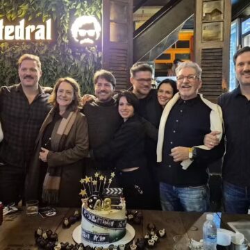 Elizabeth Savalla reúne os quatro filhos, noras e ex-marido, galã dos anos 80, em momento raro
